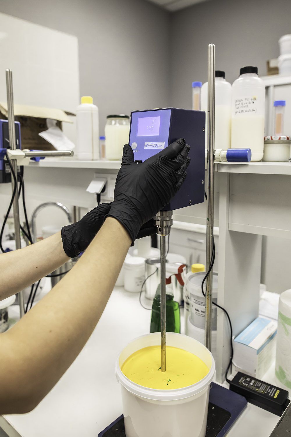 Produkcja past pigmentowych Inchem — mieszanie w laboratorium